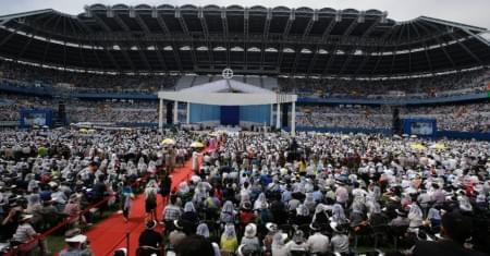 15ago2014-fieis-participam-de-missa-conduzida-pelo-papa-francisco-no-estadio-da-copa-do-mundo-de-daejeon-na-coreia-do-sul-em-lembranca-das-mais-de-300-pessoas-mortas-no-naufragio-de-uma-balsa-em-1408082812047_956x500