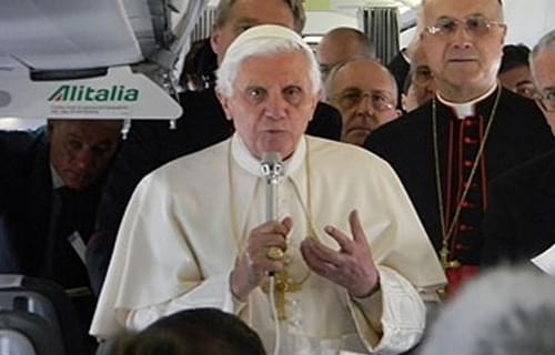 O fundamentalismo é sempre uma falsificação da religião, afirma Bento XVI em entrevista no avião Papal