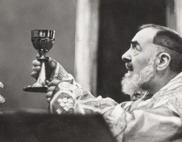 Padre Pio celebrando a Santa Missa