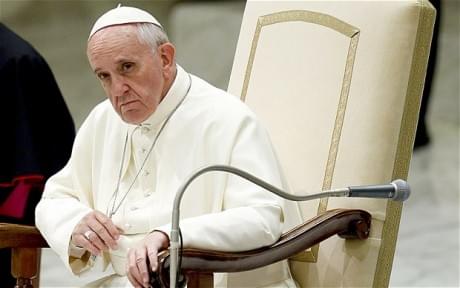 Papa Francisco excomunga padre pró-casamento gay