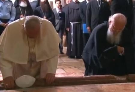 O Papa Francisco beijou e rezou de joelhos com Patriarca Bartolomeu ante o Santo Sepulcro