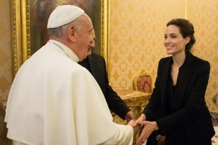 Papa Francisco recebe Angelina Jolie no Vaticano